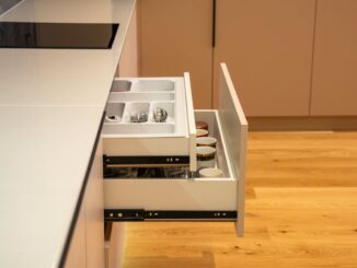 Åben køkkenskuffe med bestikindsats